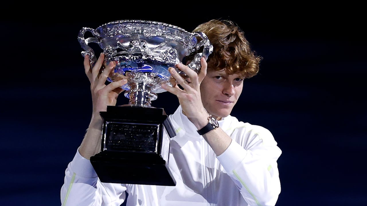 Jannik Sinner de Italia
recibe la Norman Brookes Challenge Cup en la entrega de trofeos del Individual Masculino tras la final del Individual Masculino contra Alexander Zverev de Alemania durante el día 15 del Open de Australia 2025 en Melbourne Park el 26 de enero de 2025 en Melbourne, Australia.