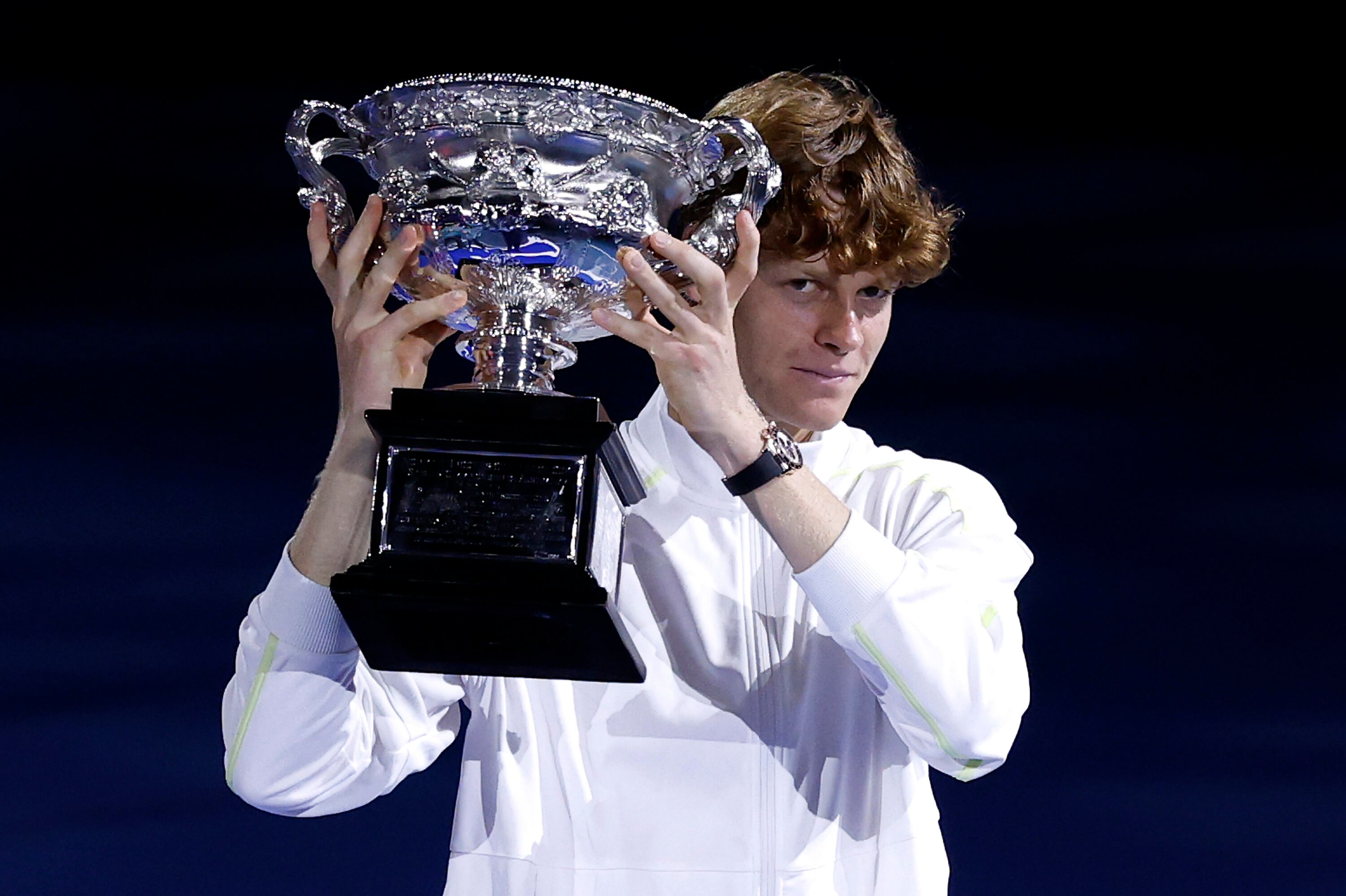 Jannik Sinner de Italia 
recibe la Norman Brookes Challenge Cup en la entrega de trofeos del Individual Masculino tras la final del Individual Masculino contra Alexander Zverev de Alemania durante el día 15 del Open de Australia 2025 en Melbourne Park el 26 de enero de 2025 en Melbourne, Australia.