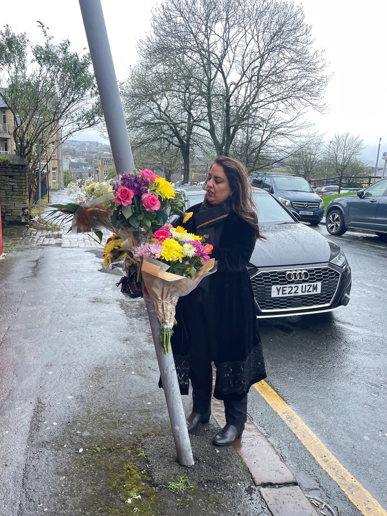 La diputada laborista Naz Shah deposita flores en el lugar de los hechos en Westgate, Bradford, tras el arresto de un hombre de 25 años como sospechoso del asesinato de Kulsuma Akter, de 27 años, quien fue apuñalada en la calle