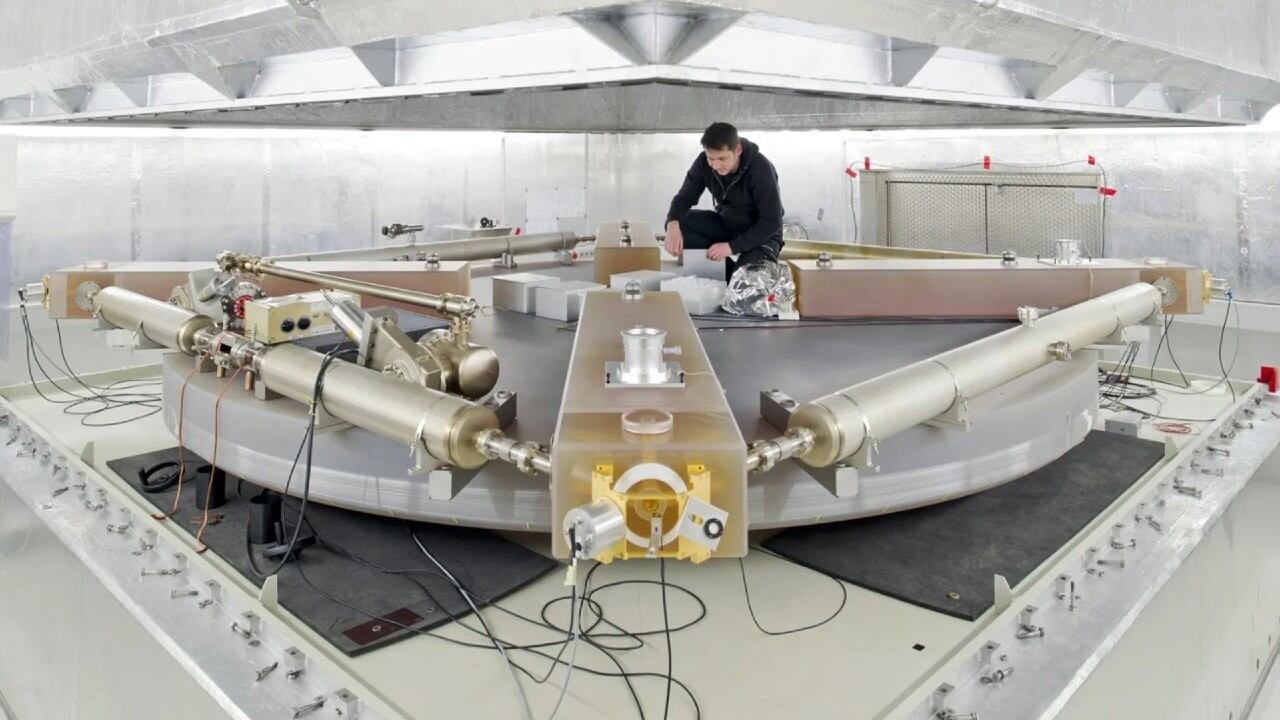 Un láser de anillo mide cómo la Tierra se tambalea en el espacio.