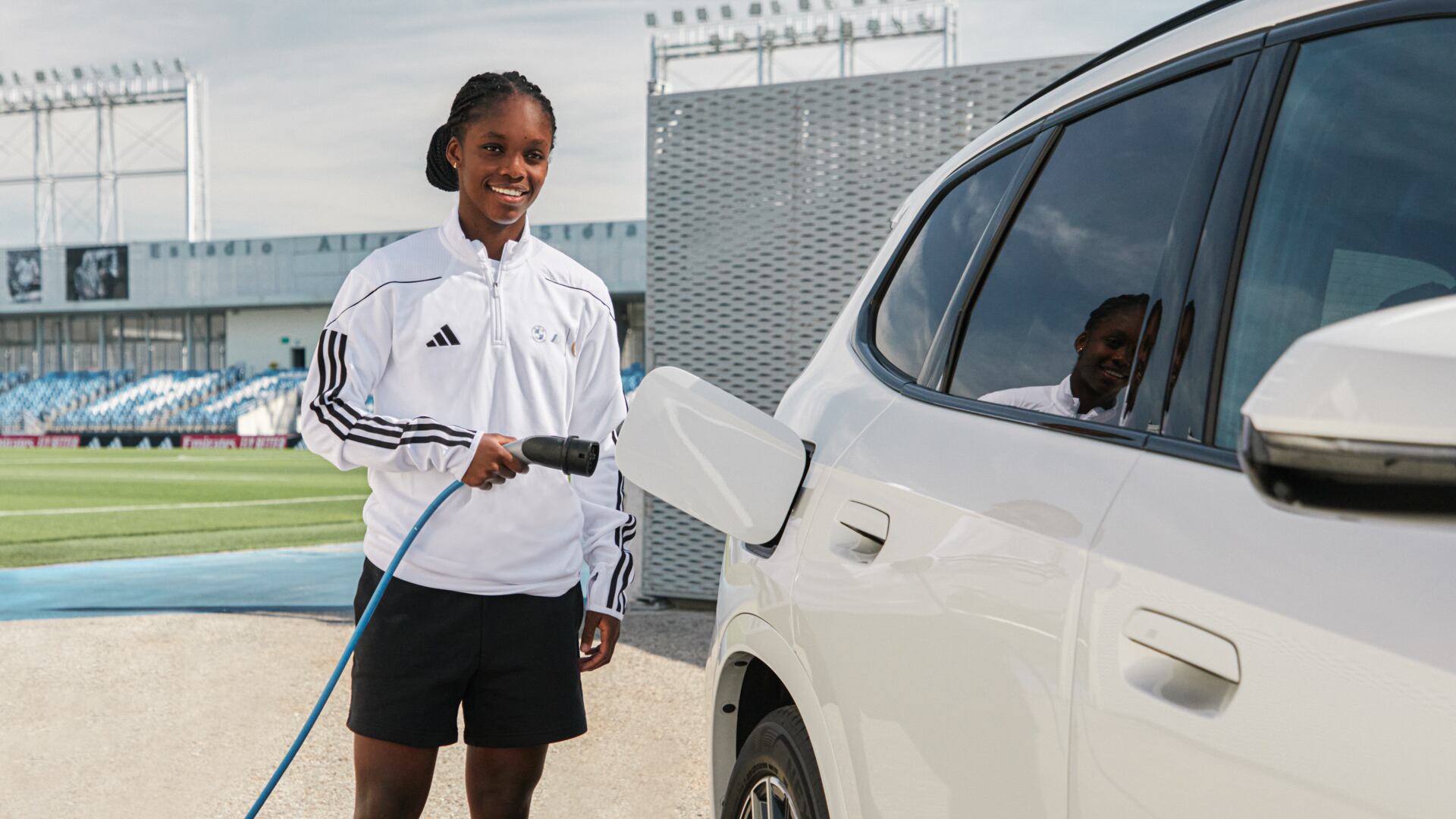 Linda Caicedo tiene nuevo vehículo eléctrico para transportarse a los entrenamientos.