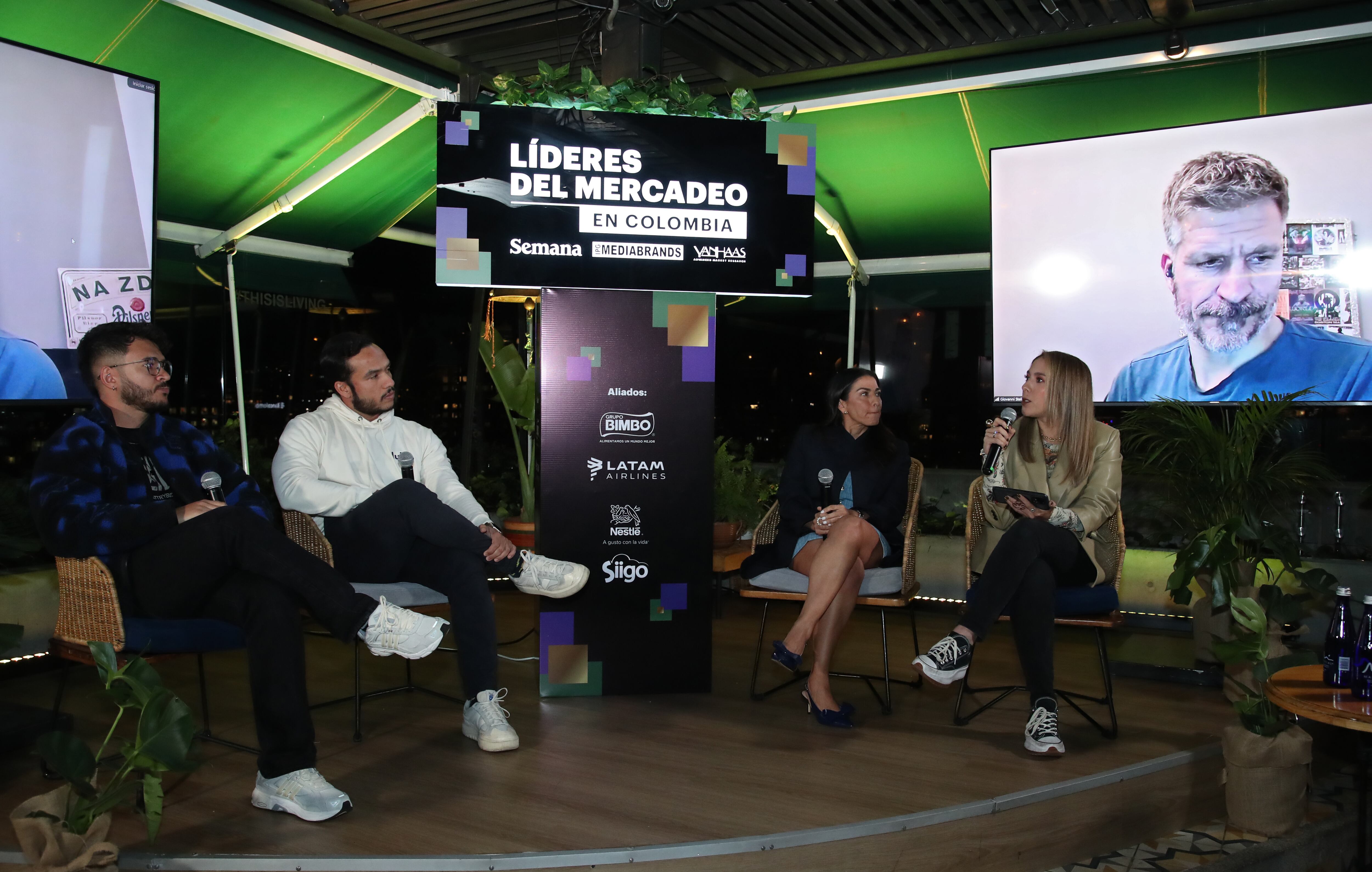 De izquierda a derecha: Andrés Pineda, gerente de Marketing Digital del Banco de Bogotá; José Madera, VP de Marketing y Growth de Lulo bank; Andrea Suárez, CEO de UM Global; Juanita Gómez, directora de Video de Semana, y en la pantalla, Giovanni Stella, gerente de Google para Colombia, Centroamérica y el Caribe.