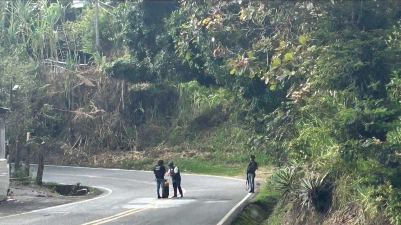 Ejército inspecciona supuesto artefacto explosivo en la vía Panamericana.