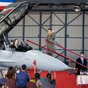 La presidenta de Taiwán, Tsai Ing-wen, posa para las fotos desde la cabina durante una ceremonia para poner en servicio 64 aviones de combate F-16V mejorados en una base de la Fuerza Aérea en Chiayi, en el suroeste de Taiwán, el jueves 18 de noviembre de 2021. Taiwán ha desplegado el más avanzado. versión del avión de combate F-16 en su Fuerza Aérea, mientras la isla intensifica sus capacidades de defensa frente a las continuas amenazas de China. Foto AP / Johnson Lai