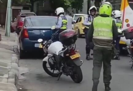 Cinco agentes de tránsito y un conductor de bus se habrían agredido en una vía pública de Cali.