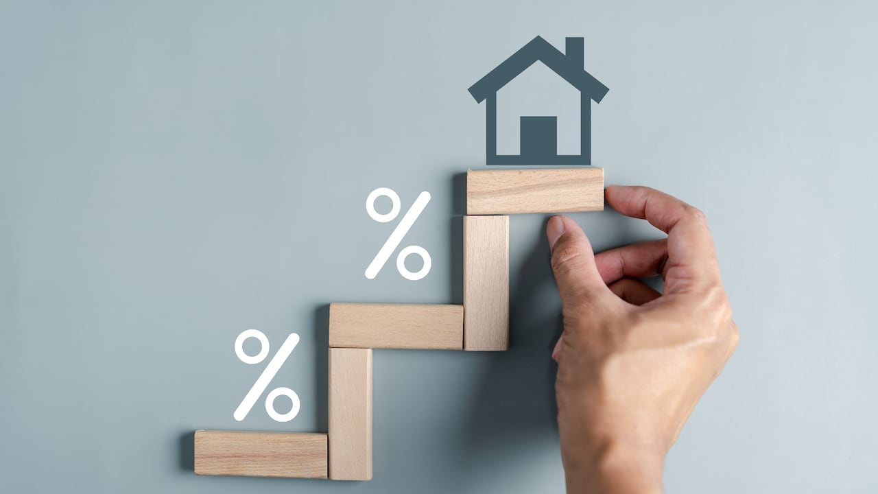 El alza del salario mínimo no solo tiene repercusiones en el mercado laboral, sino también en la economía en general.