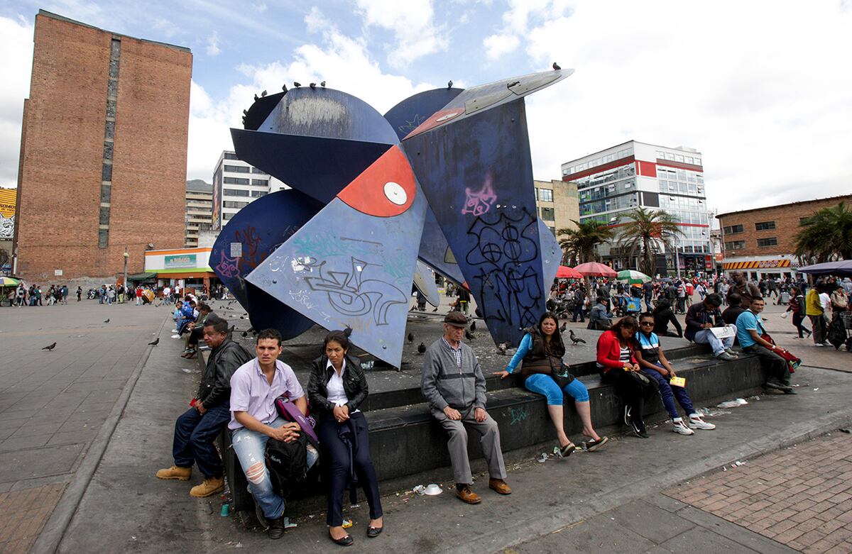 La mariposa del maestro Negret ha sido profanada con grafitis alusivos a los equipos de futbol capitalinos.