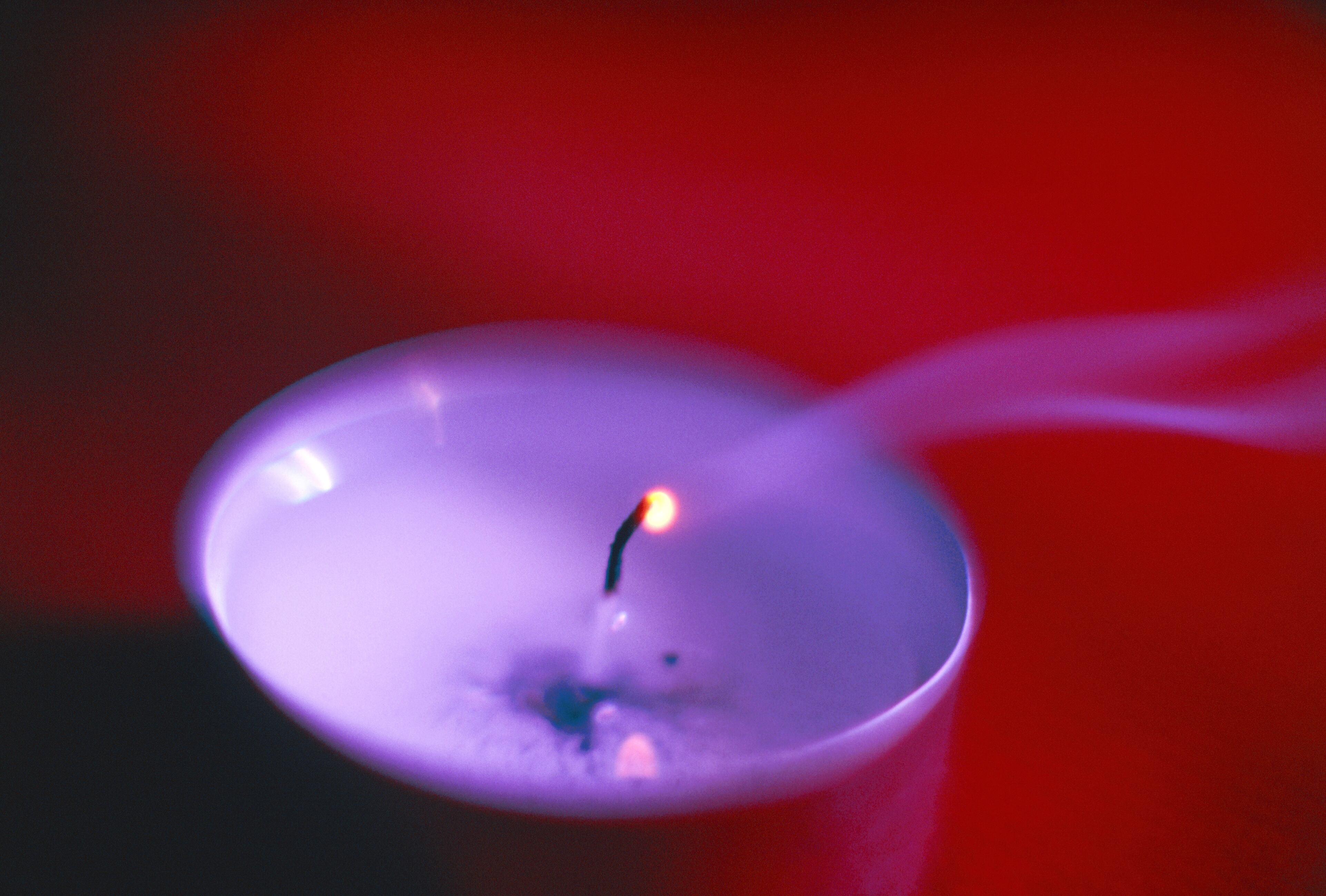 La vela morada puede ser una gran solución para eliminar a alguien del corazón.