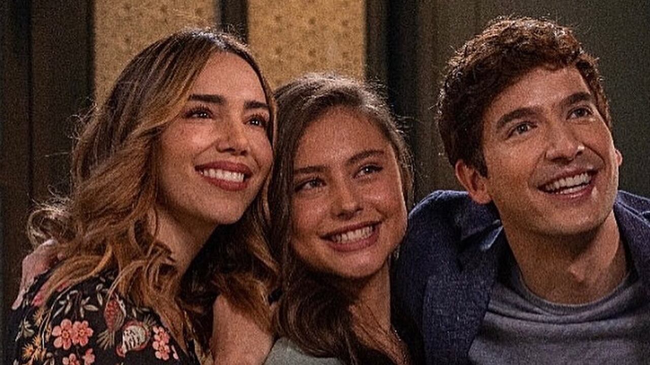 Alejandra Villafañe junto a los actores Francisca Estevez y Carlos Torres