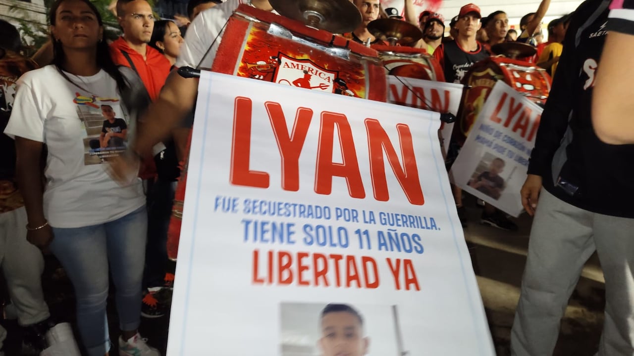 Los seres queridos del niño llegaron hasta el recinto deportivo en la noche de este miércoles, 14 de mayo.