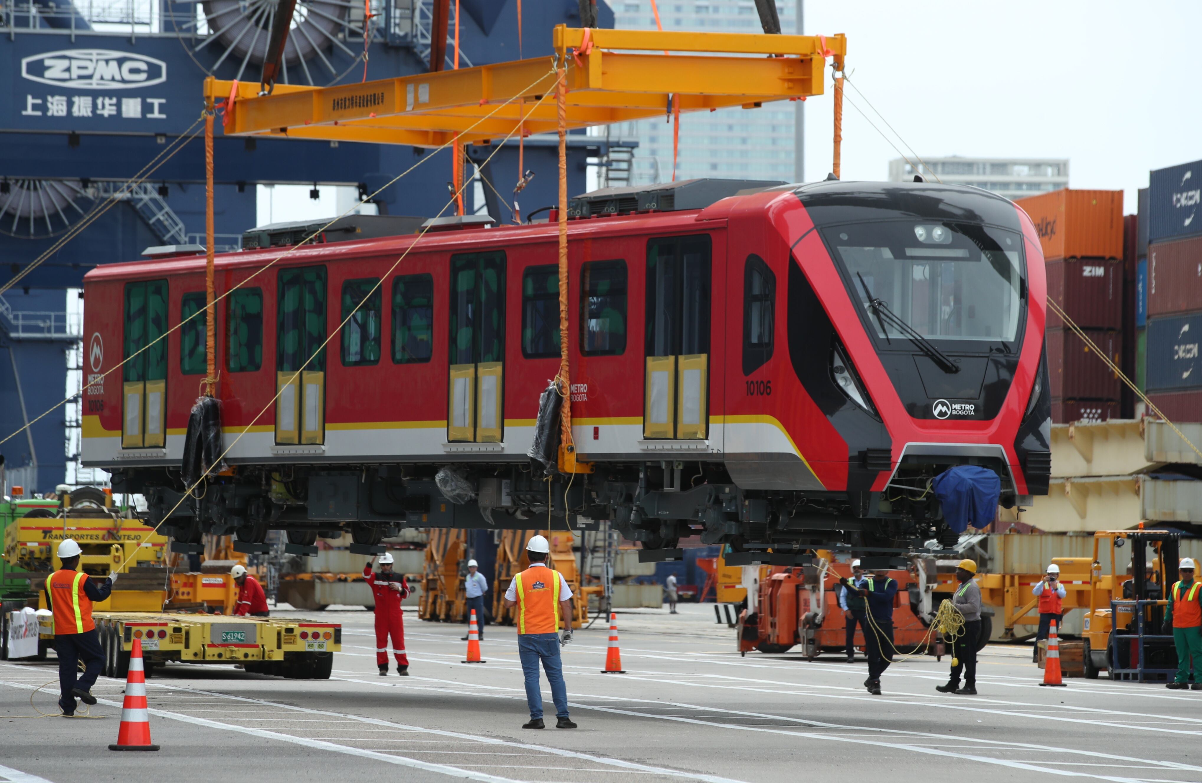 Llegada de los vagones del metro de Bogotá, al puerto de Cartagena