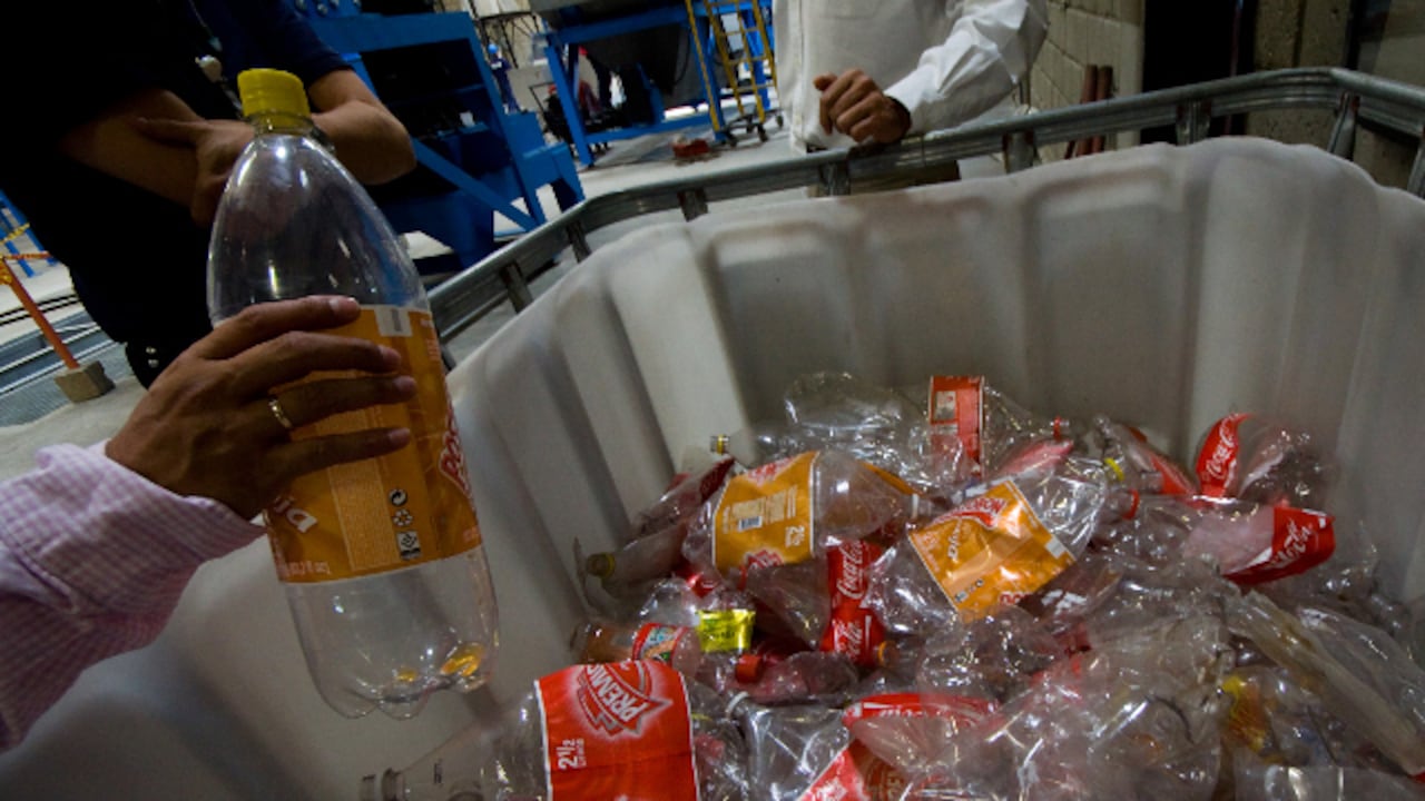 En Colombia se botan cerca de 1500 botellas de PET al año.