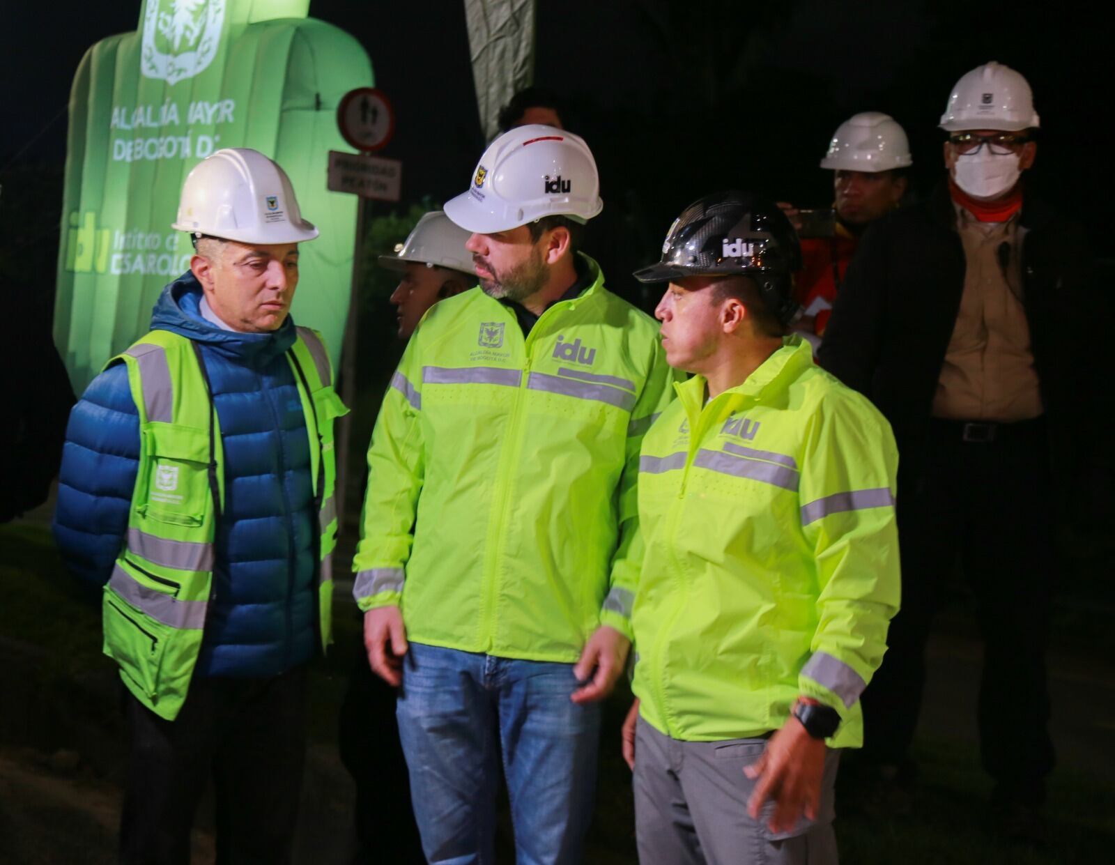 Alcalde Mayor, Carlos Fernando Galán, y el director del IDU, Orlando Molano, durante el lanzamiento del Equipo Tapahuecos