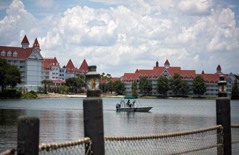 Según un funcionario del Servicio de peces y vida silvestre de Florida, en el borde del lago había un letrero de 'No nadar', pero no alguna señalización que indicara que en el lago había caimanes. Foto: EFE