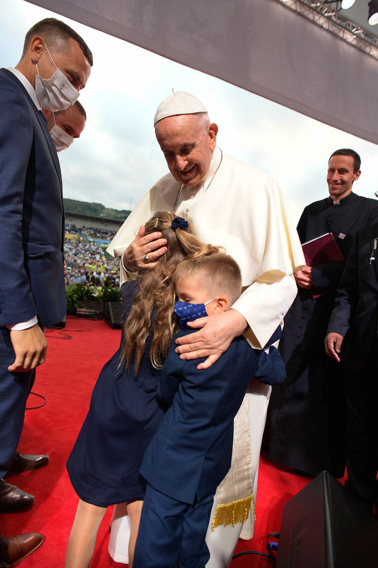 El Papa Francisco saluda a una familia mientras se dirige a los fieles en el Estadio Lokomotiva en Kosice, Eslovaquia, el 14 de septiembre de 2021, durante su visita de cuatro días a Eslovaquia. - El Papa se encuentra en una visita de cuatro días a Eslovaquia, donde se reunirá con sobrevivientes del Holocausto y miembros de la comunidad romaní. (Foto de Handout / varias fuentes / AFP) / RESTRINGIDO AL USO EDITORIAL - CRÉDITO OBLIGATORIO "FOTO AFP / MEDIOS DEL VATICANO" - SIN COMERCIALIZACIÓN - SIN CAMPAÑAS DE PUBLICIDAD - DISTRIBUIDO COMO SERVICIO A LOS CLIENTES