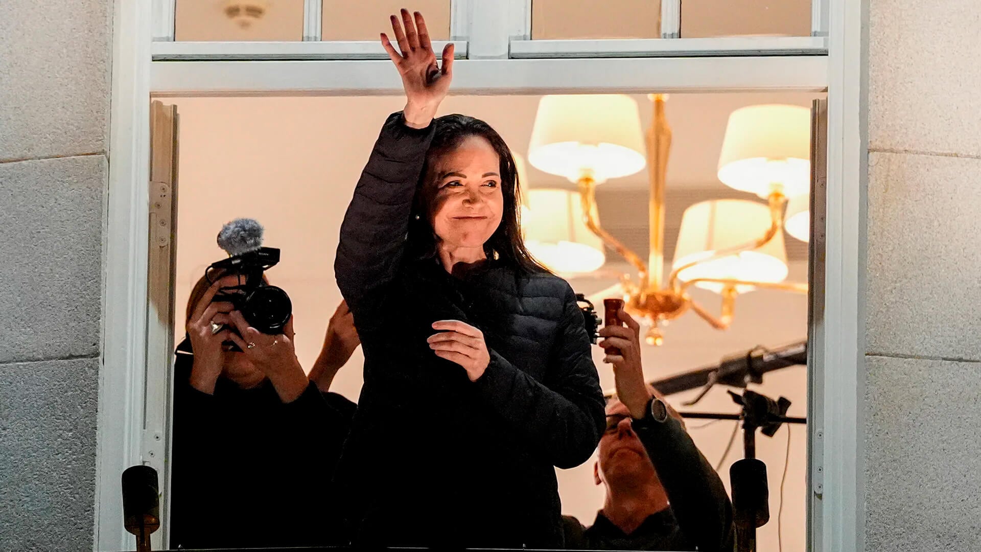 La ganadora del Premio Nobel de la Paz de este año, María Corina Machado, saluda desde el Grand Hotel en Oslo, Noruega, el jueves 11 de diciembre de 2025.