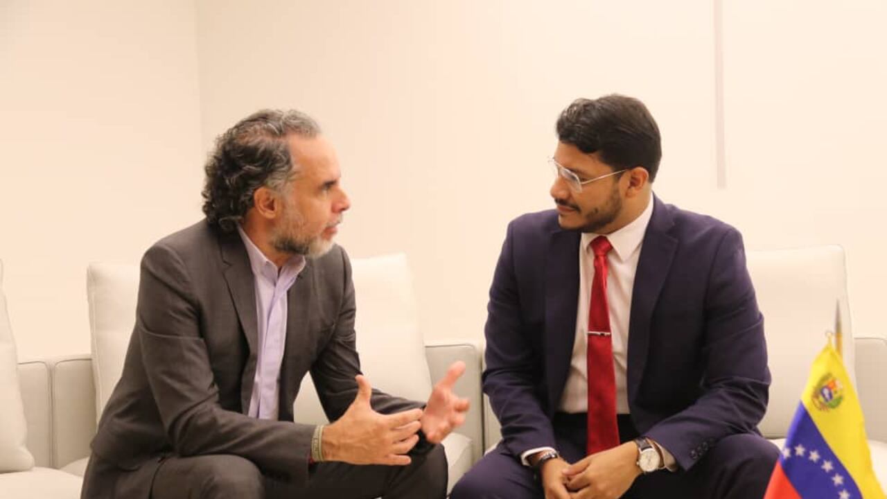 Tras su llegada a Venezuela, el embajador Armando Benedetti se reunió con el viceministro de la cancillería venezolana, Rander Peña Ramírez.