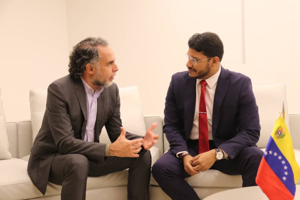 Tras su llegada a Venezuela, el embajador Armando Benedetti se reunió con el viceministro de la cancillería venezolana, Rander Peña Ramírez.