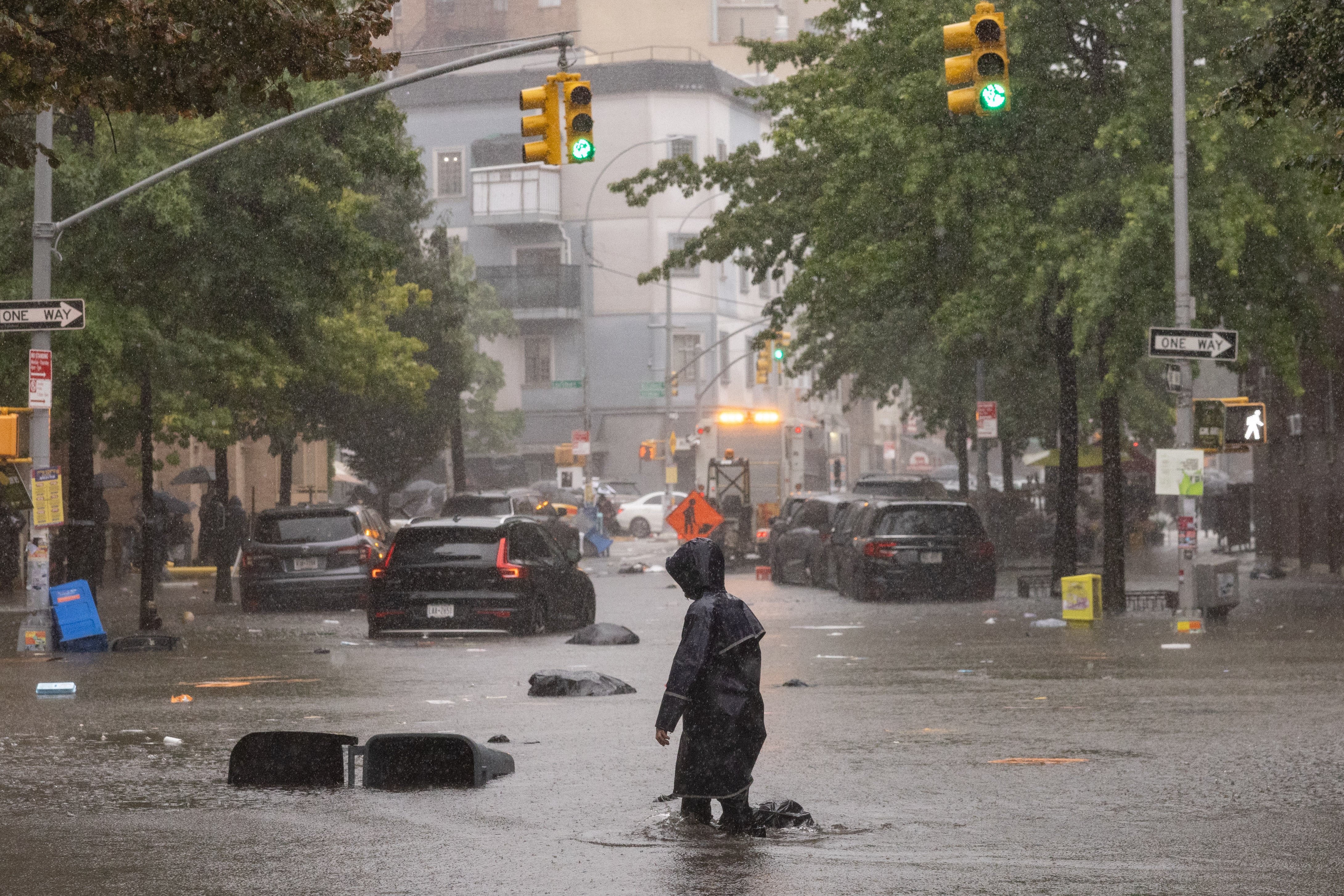 Una persona camina por una calle inundada durante una fuerte tormenta de lluvia en el distrito de Brooklyn de la ciudad de Nueva York