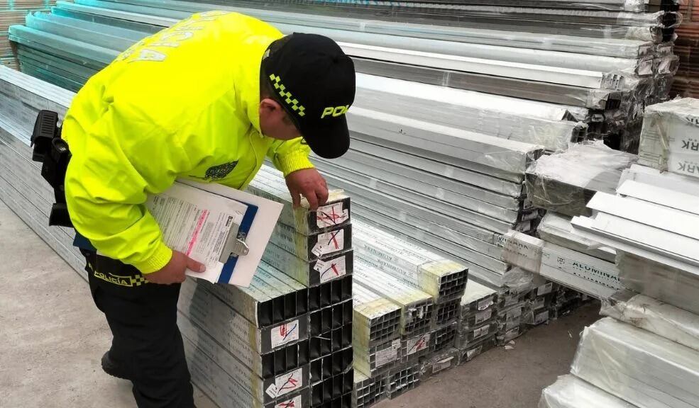 En ciudades como Bogotá se han encontrado viviendas en las que se almacenan los perfiles de aluminio que llegan de contrabando. Algunos decomisos han llegado a representar hasta más de $ 1000 millones. Este material entra al país por medio de engaños a las autoridades aduaneras, para así poder disminuir el valor de aranceles que se tienen que cancelar.