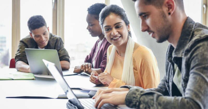 Los estudiantes expresan preocupación por el alza en el monto de sus créditos. Foto: iStock