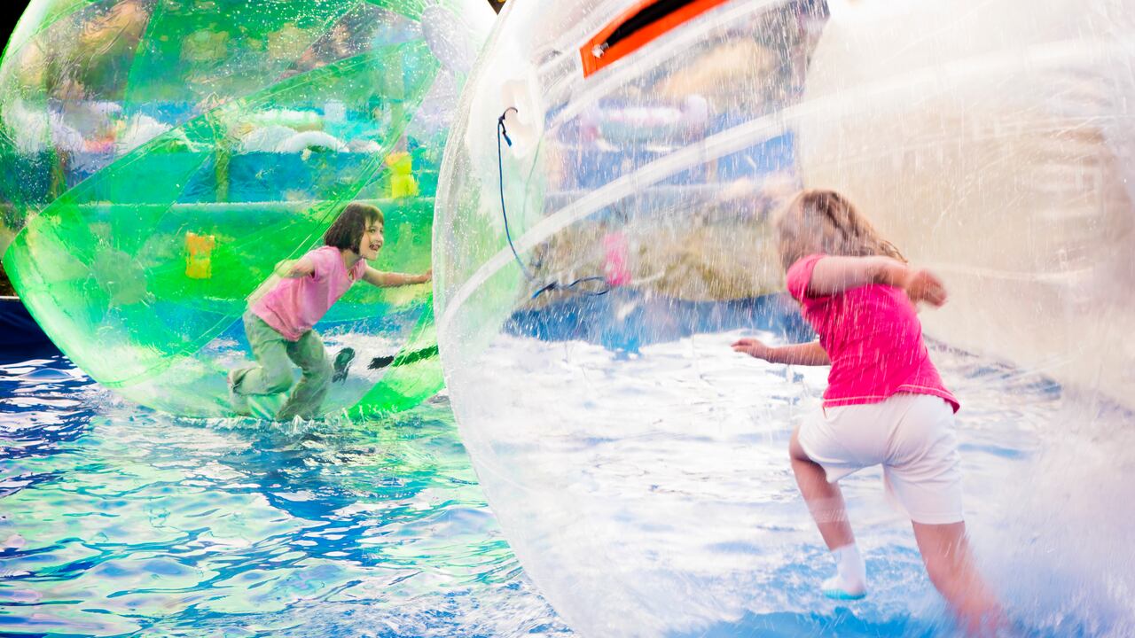 La bola inflable habría sido levantada desde el agua, con el niño adentro.