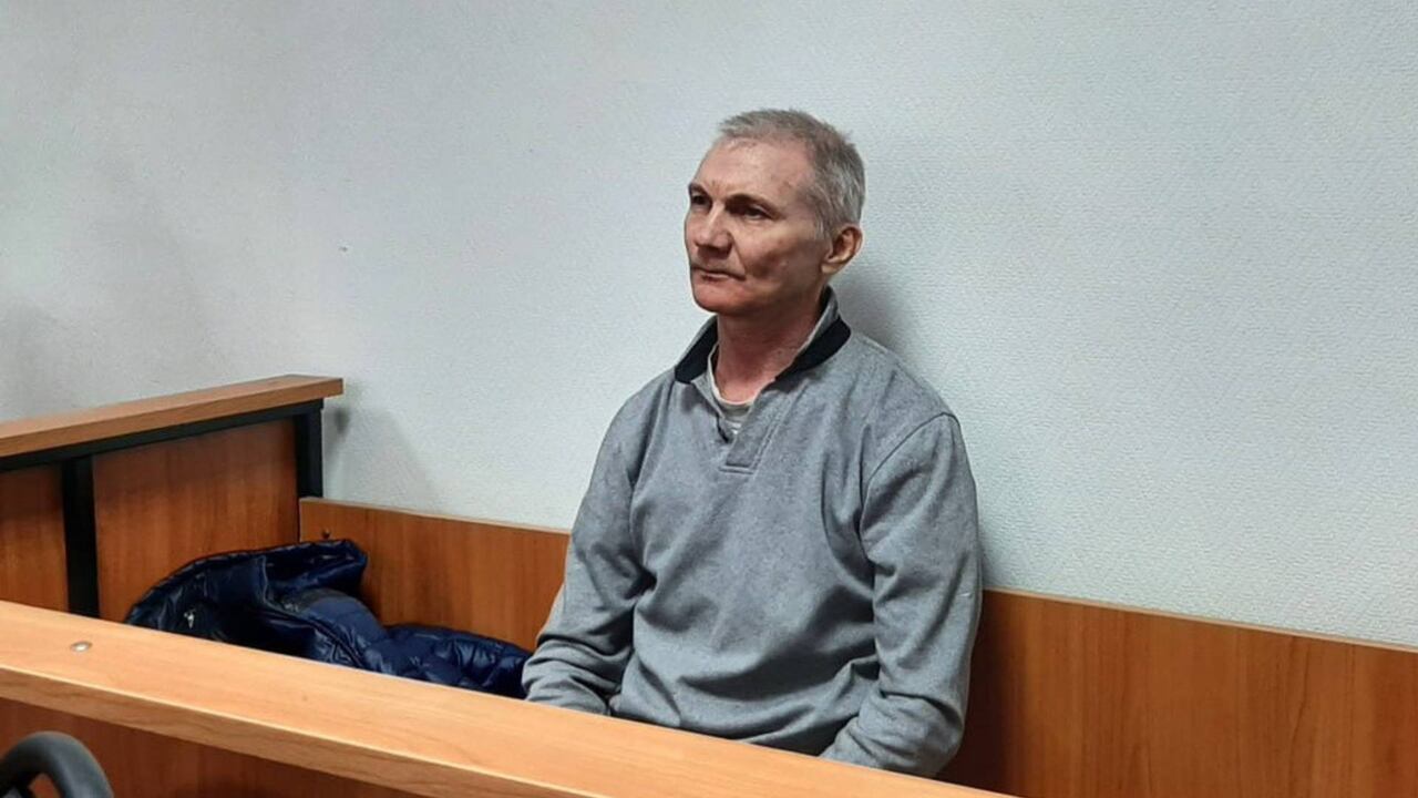 La directora de la escuela advirtió a la policía, que detectó en las redes sociales comentarios del padre de la niña, Alexéi Moskalev, contra la ofensiva en Ucrania.