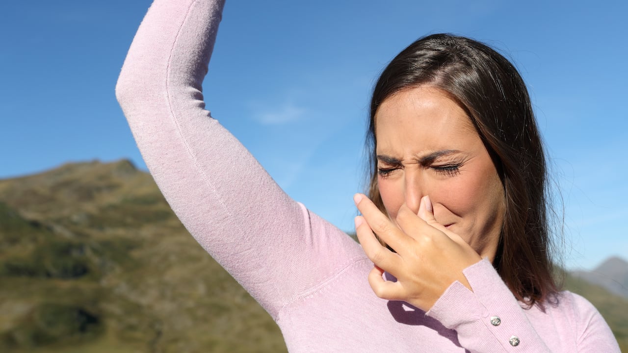 El mal olor en las axilas es causado por la acumulación de bacterias.