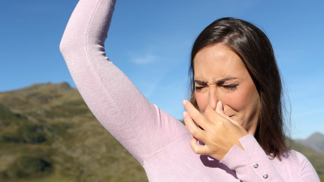 El mal olor en las axilas es causado por la acumulación de bacterias.