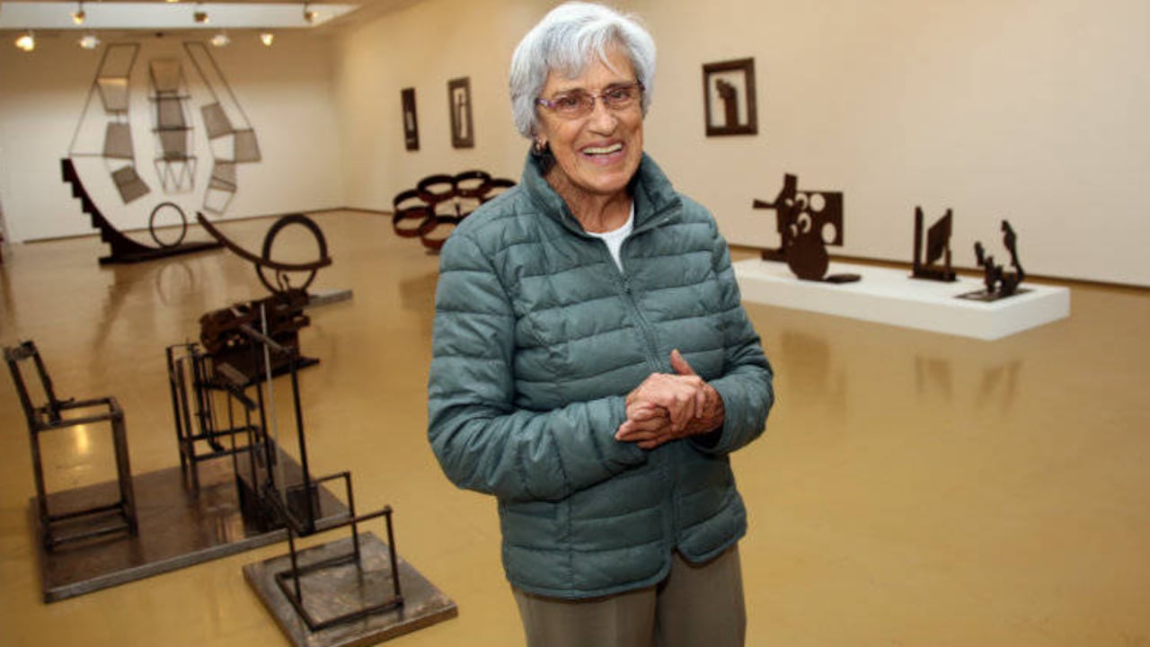 Boller posa con la muestra. Crédito: León Darío Peláez.