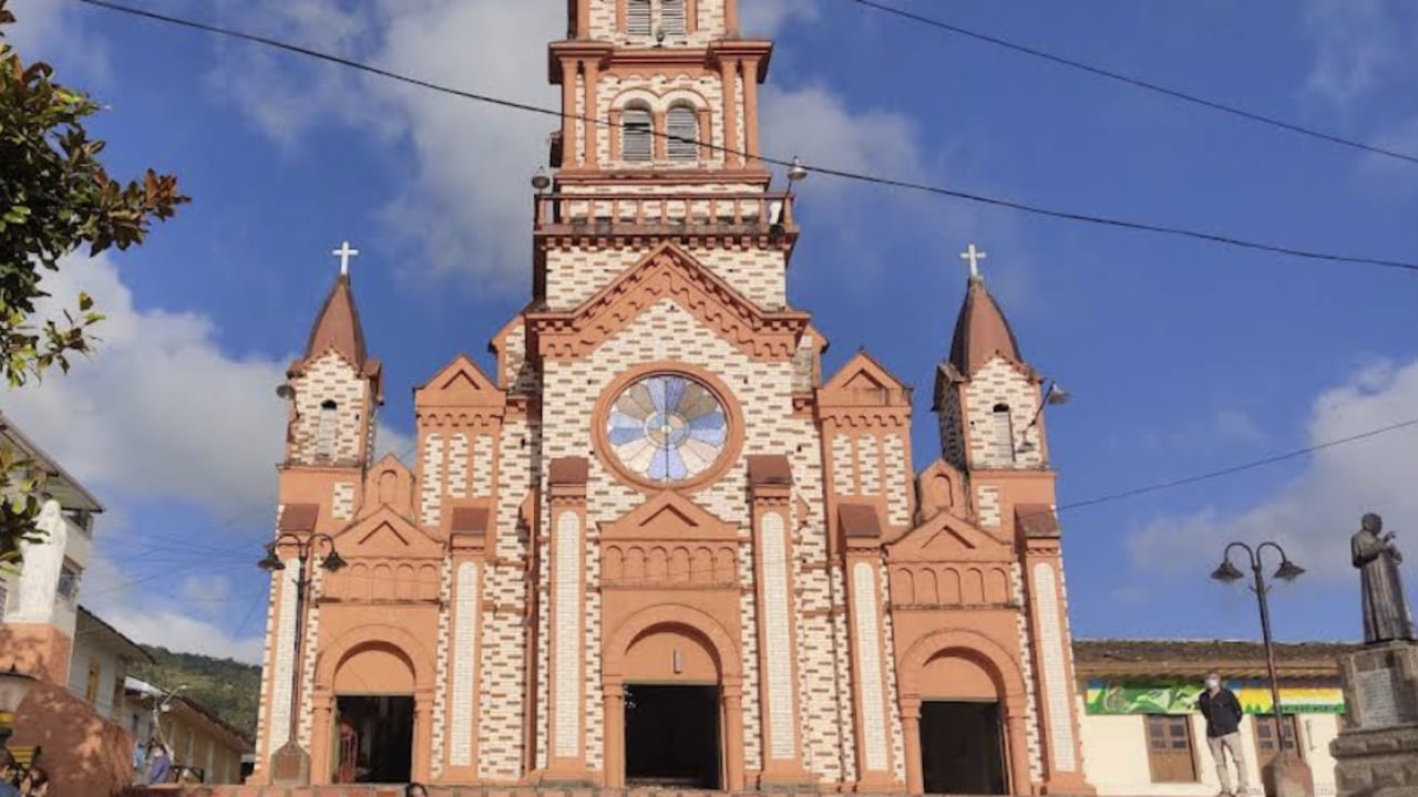 Iglesia y parque central del municipio de Granada, Antioquia.