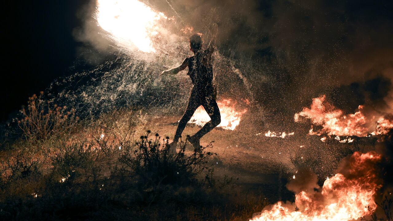 Un manifestante palestino quema neumáticos durante una manifestación a lo largo de la frontera entre Israel y Gaza, al este de la ciudad de Gaza. (Photo by MAHMUD HAMS / AFP)