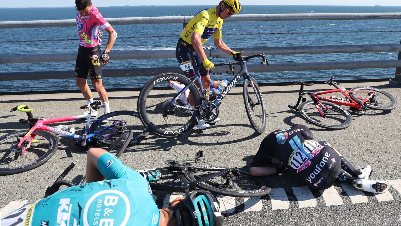 Dura caída en la etapa 2 del Tour. Ives Lampaert uno de los damnificados.