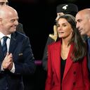 Desde la izquierda, el presidente de la FIFA Gianni Infantino, la Reina Letizia y el presidente de la federación española de fútbol, Luis Rubiales, durante la ceremonia de premiación del Mundial femenino, ganado por España, el domingo 20 de agosto de 2023.