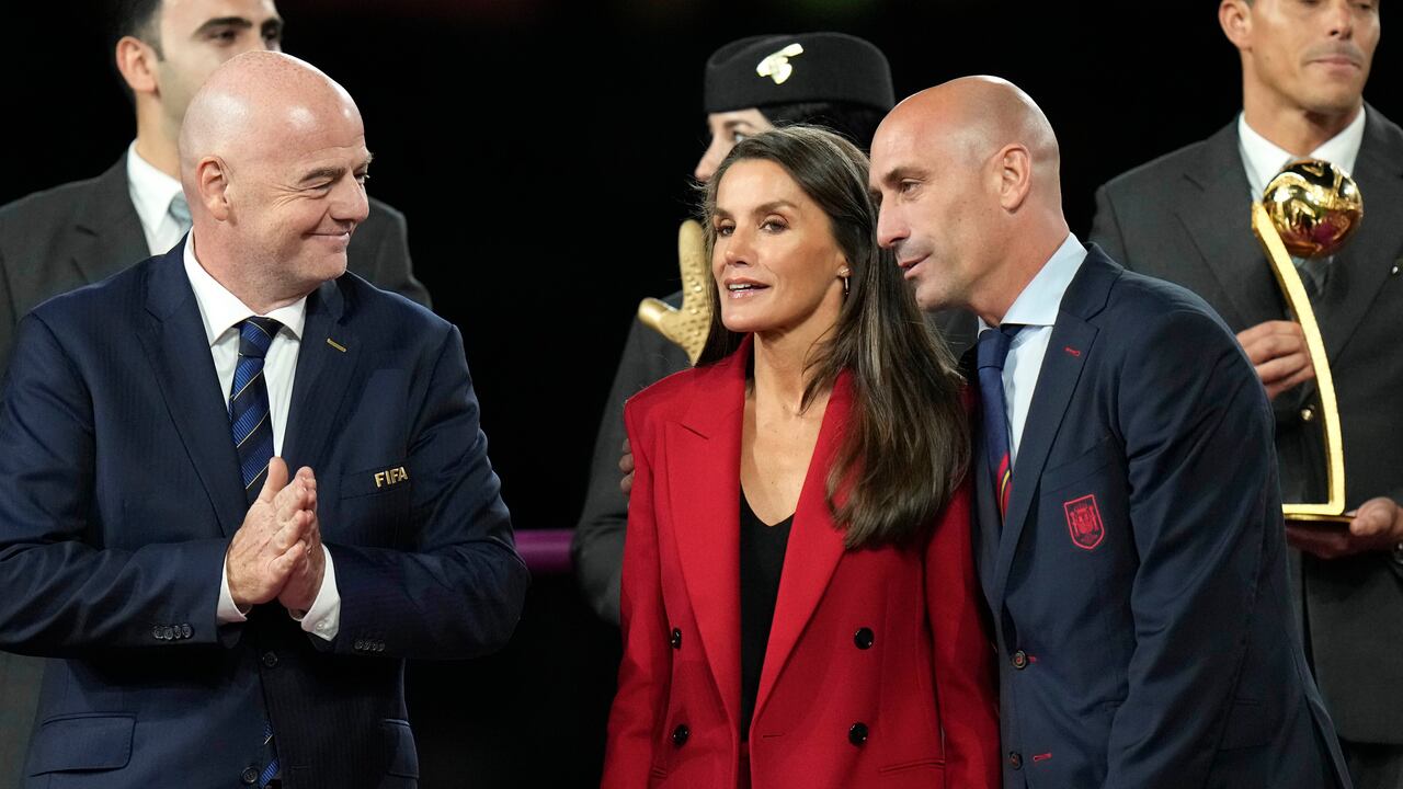 Desde la izquierda, el presidente de la FIFA Gianni Infantino, la Reina Letizia y el presidente de la federación española de fútbol, Luis Rubiales, durante la ceremonia de premiación del Mundial femenino, ganado por España, el domingo 20 de agosto de 2023.