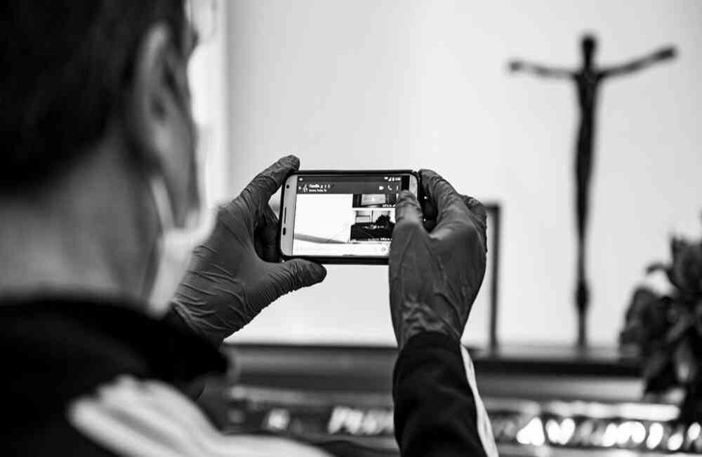  Al pensar en sus últimos días lo recuerdo jugando ‘coca’ en el extremo de su habitación, mientras lo saludaba y esperaba ingenuamente que recordara mi nombre. Ahora que lo pienso, era una especie de presagio sobre lo que estaba por venir. Su calidez, al contrario de sus recuerdos, se mantuvo intacta. David Amado-SEMANA