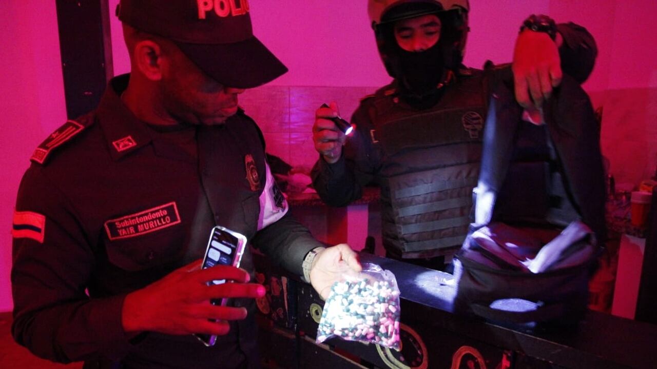 Las autoridades encontraron alucinógenos en la fiesta clandestina.