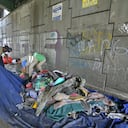Grupo de Seguridad y Justicia realizó operativos para desalojar habitantes de calle que construyeron sus cambuches debajo de los puentes. Foto: Jorge Orozco / El País.