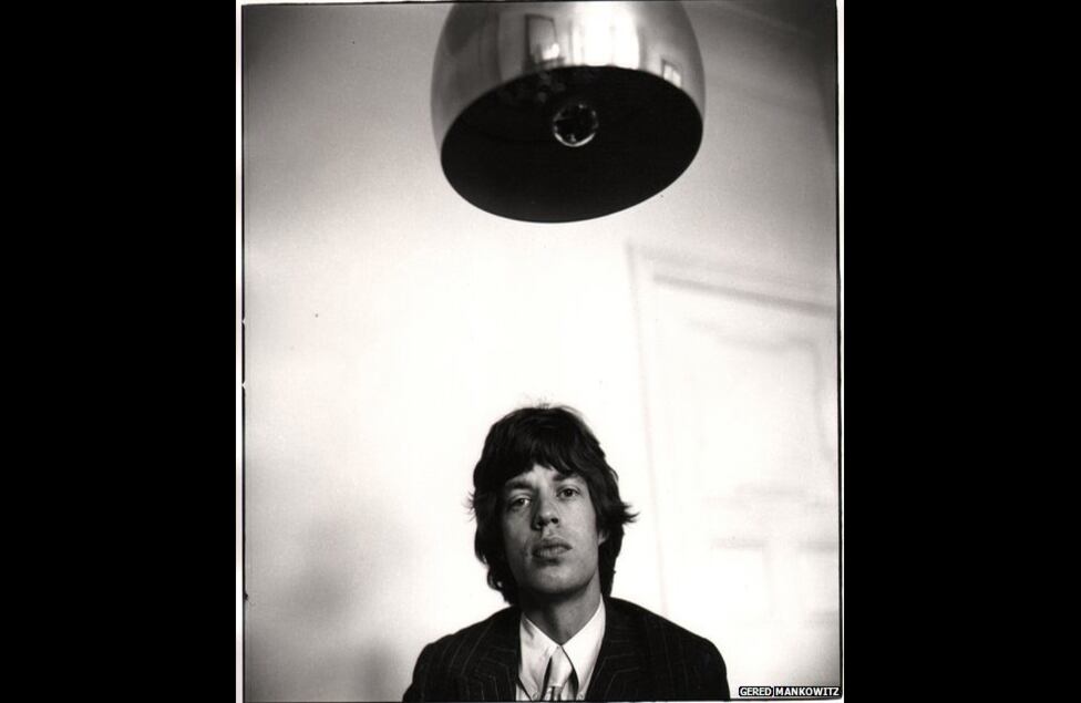 El manager de los Rolling Stones, Andrew Loog Oldham, opinaba que Gered Mankowitz, en ese momento de 17 años, podría aportar su cruda energía a las fotografías promocionales de la banda. Mankowitz también trabajó con grandes estrellas como Jimi Hendrix, Elton John, Kate Bush y Eurythmics. En esta imagen, Mick Jagger posa en un apartamento del edificio Harley House en Londres (1966).