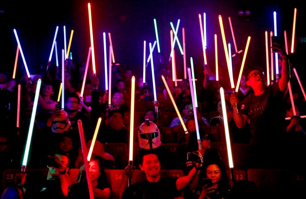 Los fanáticos de Star Wars levantan sus sables láser antes de la película "Star Wars: The Last Jedi" en Subang Jaya, Malasia, el viernes 15 de diciembre de 2017. (AP Photo / Sadiq Asyraf)Los partidarios del militante grupo palestino Jihad Islámica queman banderas estadounidenses durante una protesta contra la decisión del presidente estadounidense Donald Trump de reconocer a Jerusalén como la capital de Israel, en la ciudad de Gaza el 11 de diciembre de 2017. MOHAMMED ABED / AFP