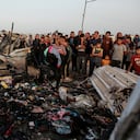 Los palestinos observan la destrucción después de un ataque israelí donde se alojaban personas desplazadas en Rafah, Franja de Gaza, el lunes 27 de mayo de 2024.