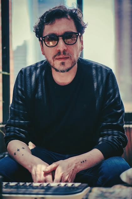 El cantautor y productor bogotano repasa las canciones clave de su discografía en un recorrido que abarca del jazz y el bolero al rock y el folclor latinoamericano.