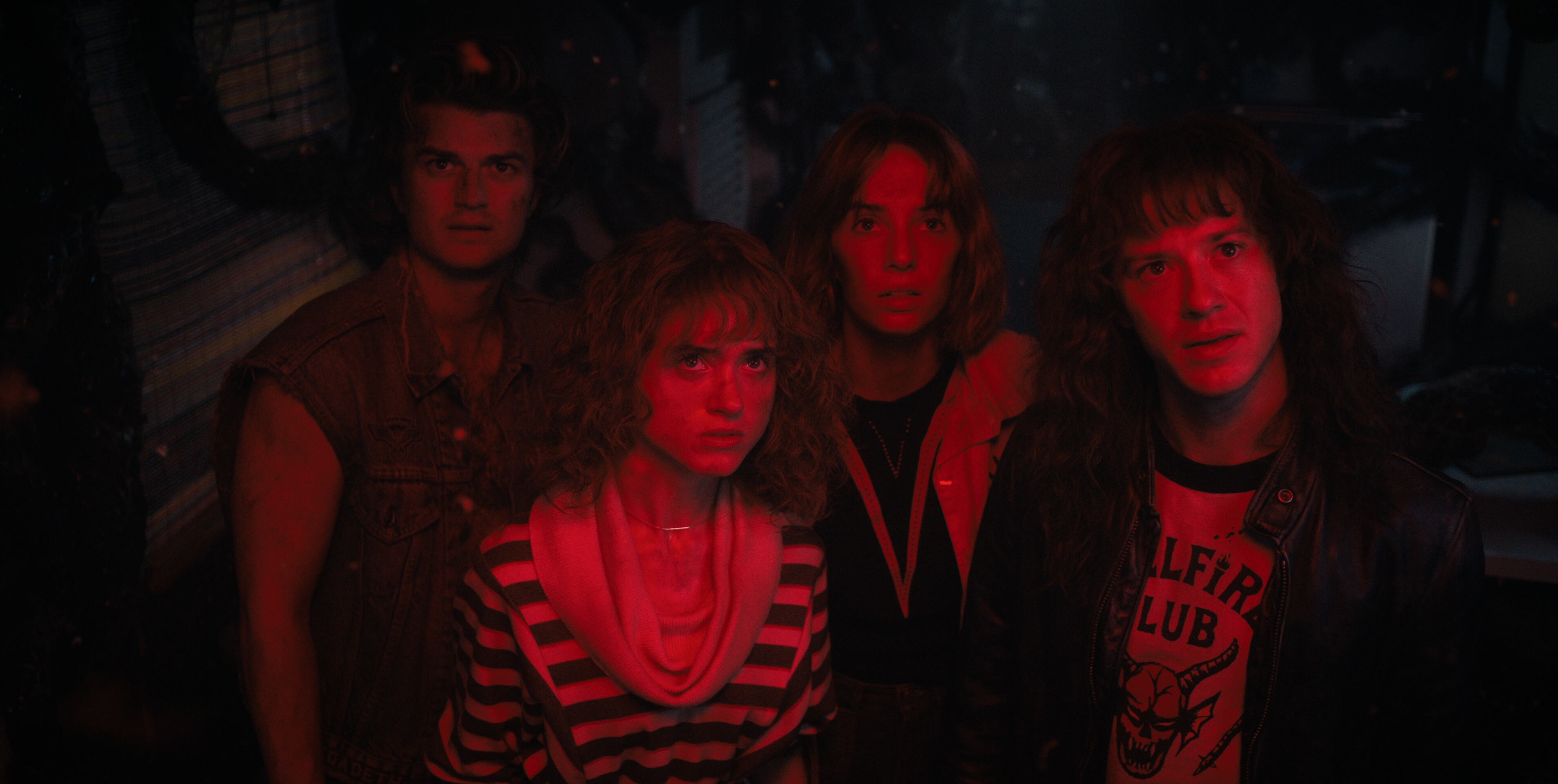 Joe Keery es Steve Harrington, Natalia Dyer es Nancy Wheeler, Maya Hawke es Robin Buckley y Joseph Quinn es Eddie Munson en STRANGER THINGS.