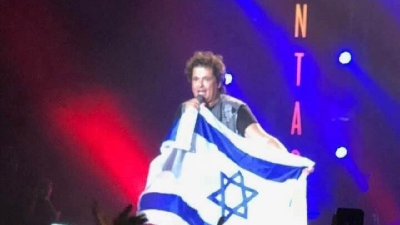 Esta foto de Carlos Vives con la bandera de Israel generó todo tipo de reacciones en las redes sociales por una publicación de Matador. Foto X: Enlace Judío