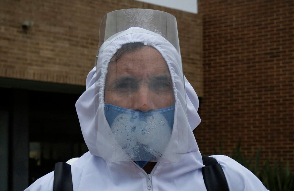 Con máscaras, tapabocas y toda clase de protección, buscan desempeñar sus funciones lo más seguros posible.