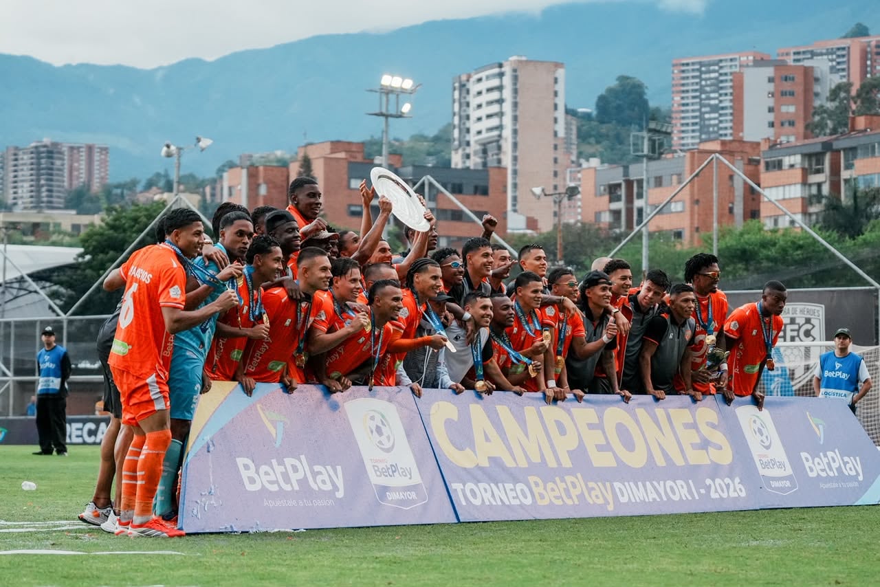 Jugadores de Envigado celebran el título del primer semestre del Torneo de Ascenso 2026.