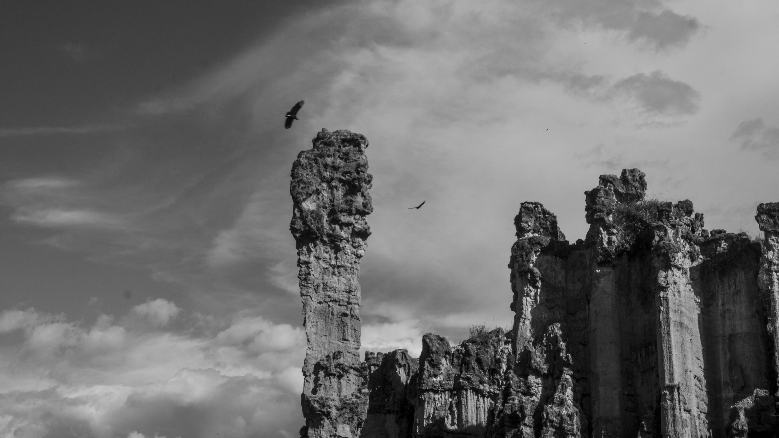 Dos aves sobrevuelan una de las imponentes rocas de Los Estoraques