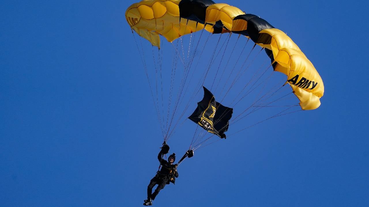 Un miembro del equipo de paracaidistas del Ejército de Estados Unidos desciende al estadio de los Nacionales de Washington el miércoles 20 de abril de 2022, en Washington. Foto: AP /Alex Brandon.