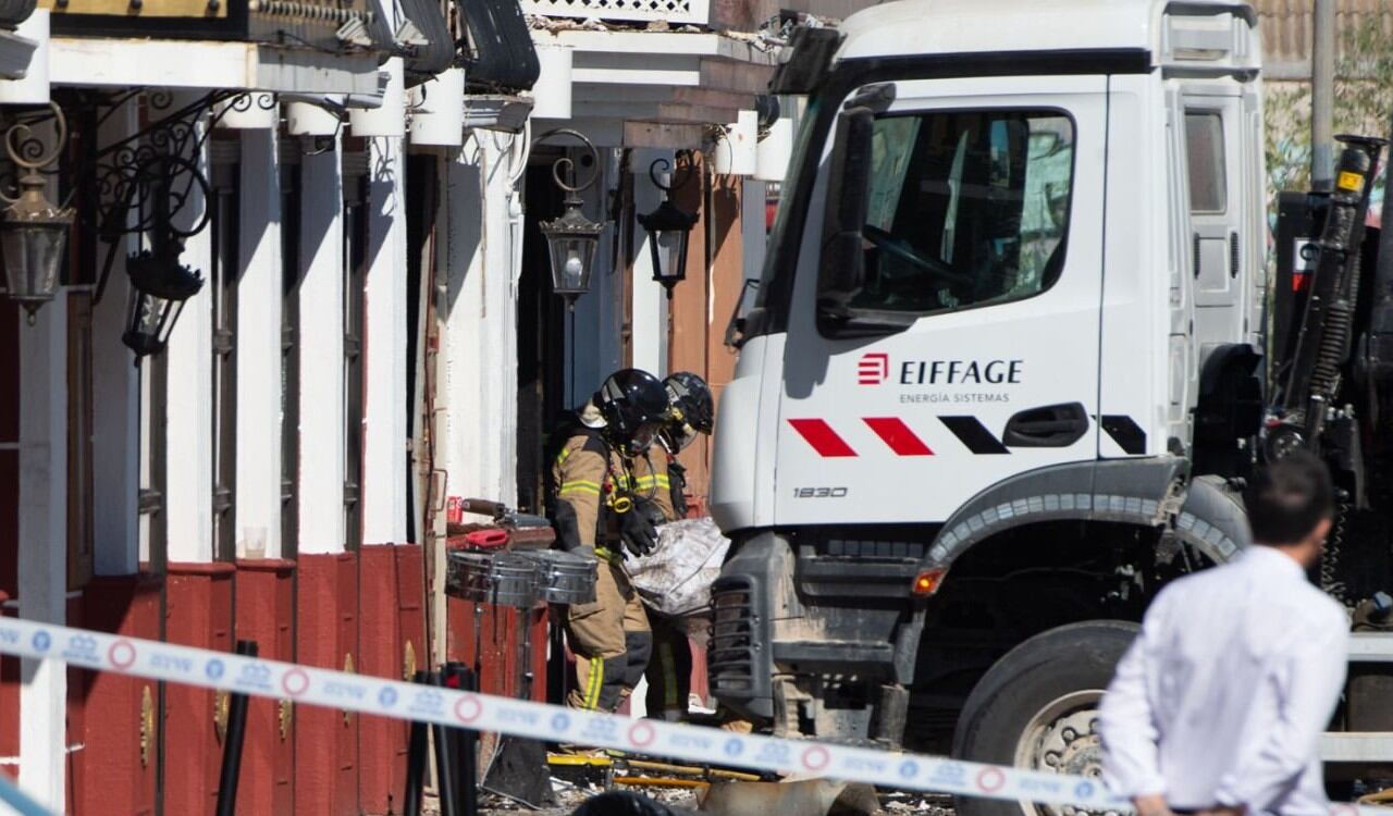 Los bomberos retiran del lugar a una de las víctimas mortales que dejó el incendio en Murcia, España