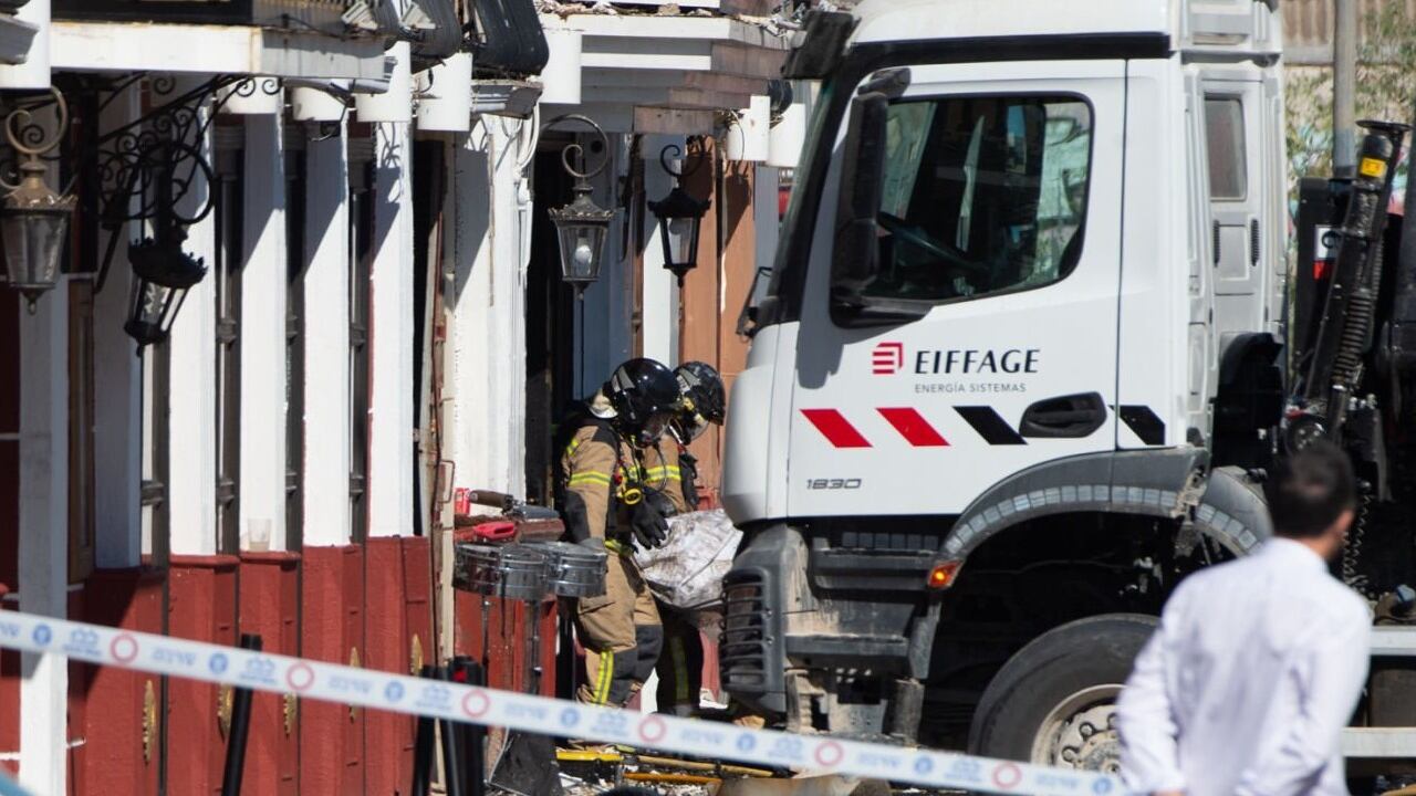 Los bomberos retiran del lugar a una de las víctimas mortales que dejó el incendio en Murcia, España.